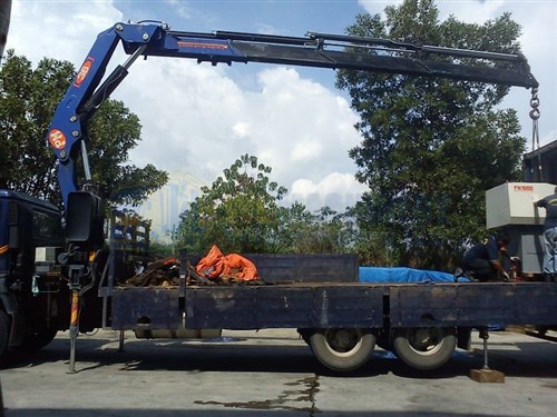 Lorry Crane 18.0 ton - Loading Machine into Container