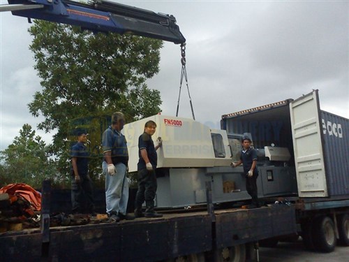 Lorry Crane 18.0 ton - Loading Machine into Container J