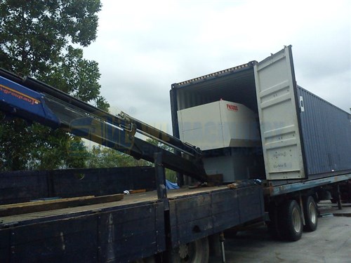 Lorry Crane 18.0 ton - Loading Machine into Container