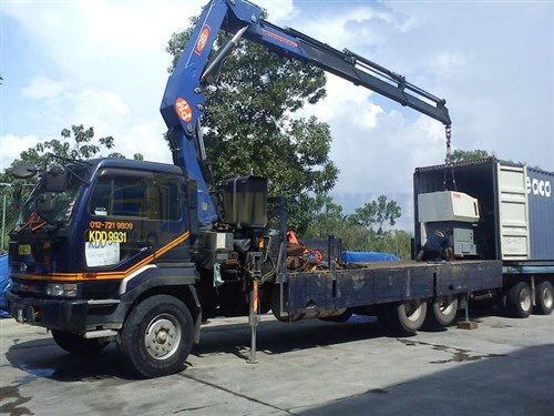Lorry Crane 18.0 ton - Loading Machine into Container