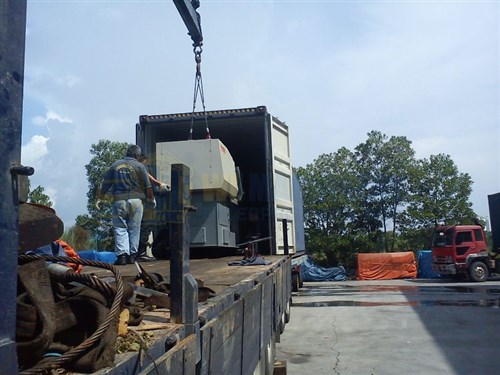 Lorry Crane 18.0 ton - Loading Machine into Container