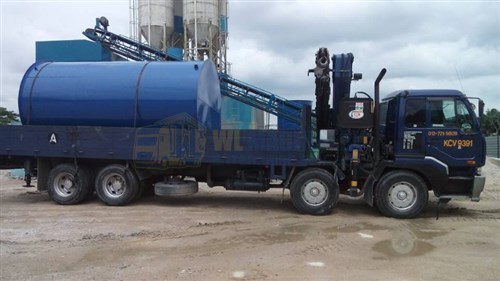 Lorry Crane 25.0 ton - Delivering Tanks