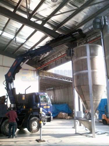 Lorry Crane 25.0 ton - Delivering Tanks