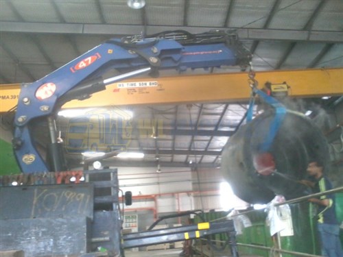 Lorry Crane 25.0 ton - Installing Tanks