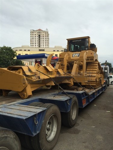 4 Axle Low-Loader - Delivering bull dozer