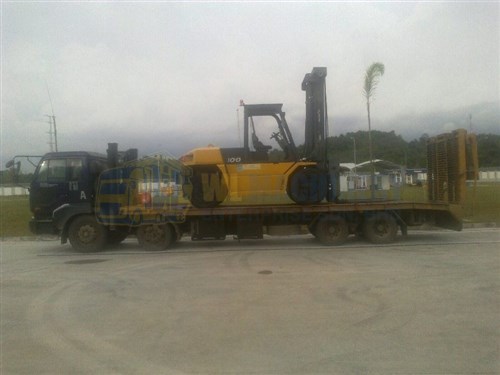 Self-Loader 12 Wheel - Delivering Forklift